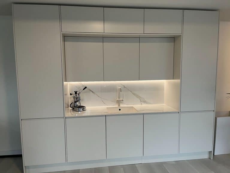 MRsauna-puusepantyot-kalusteasennus-keittio-sisaremontit-Uusimaa-Helsinki-Espoo-Vantaa-Nurmijarvi-Klaukkala-Tuusula-Kirkkonummi-16 Keittion kalusteasennuksessa valmistunut uusi vaalea ja pelkistetty keittio.