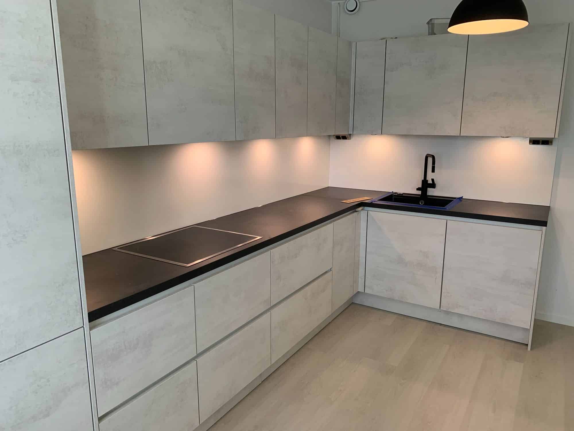 Keittion kaapistot, tasot, pesuallas ja pesuhana seka valaistus keittioremontin jalkeen.