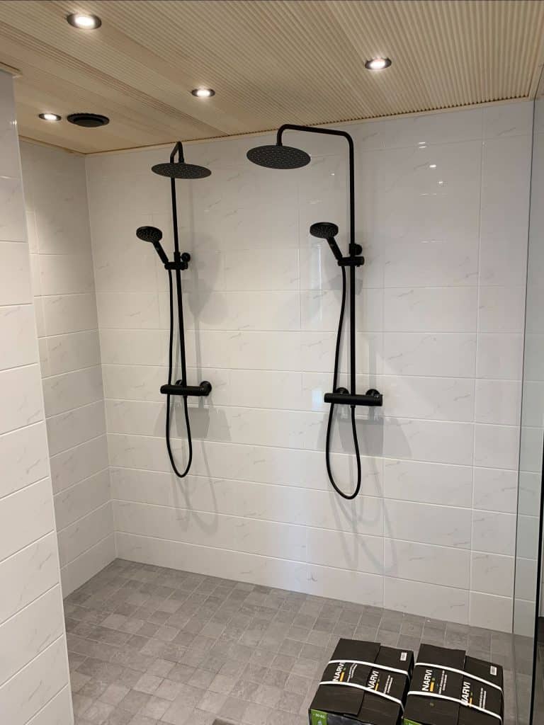 MRsauna-sisaremontit-puuseppa-pesuhuone-Uusimaa-Helsinki-Espoo-Vantaa-Nurmijarvi-Klaukkala-Tuusula-Kirkkonummi Markatilan remontissa vaihdettu kattopaneelit, laatoitukset, valaistus ja sadesuihkut.